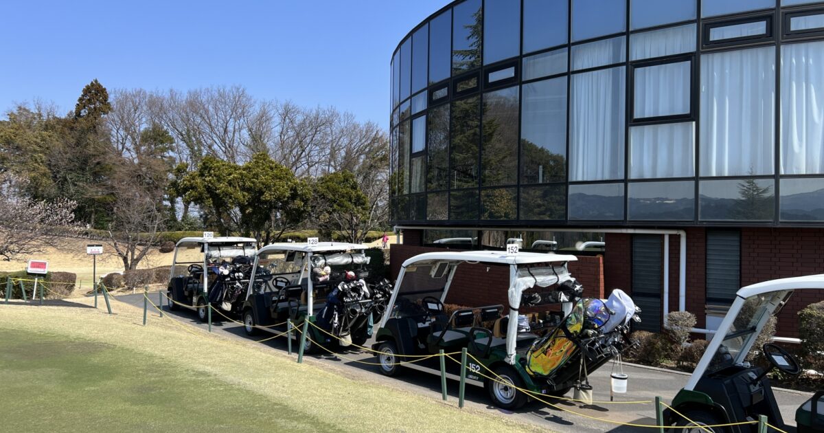 クラブハウス前に並ぶゴルフカートとゴルフバッグ